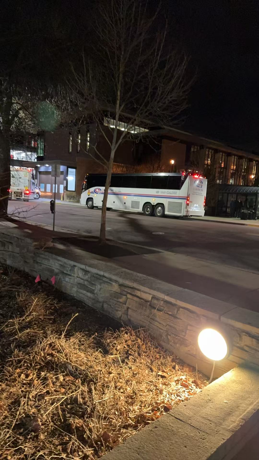 大巴停在了寝室楼对面