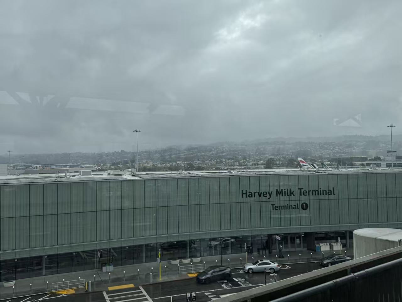 下飞机时刚下完雨，天气有些阴沉