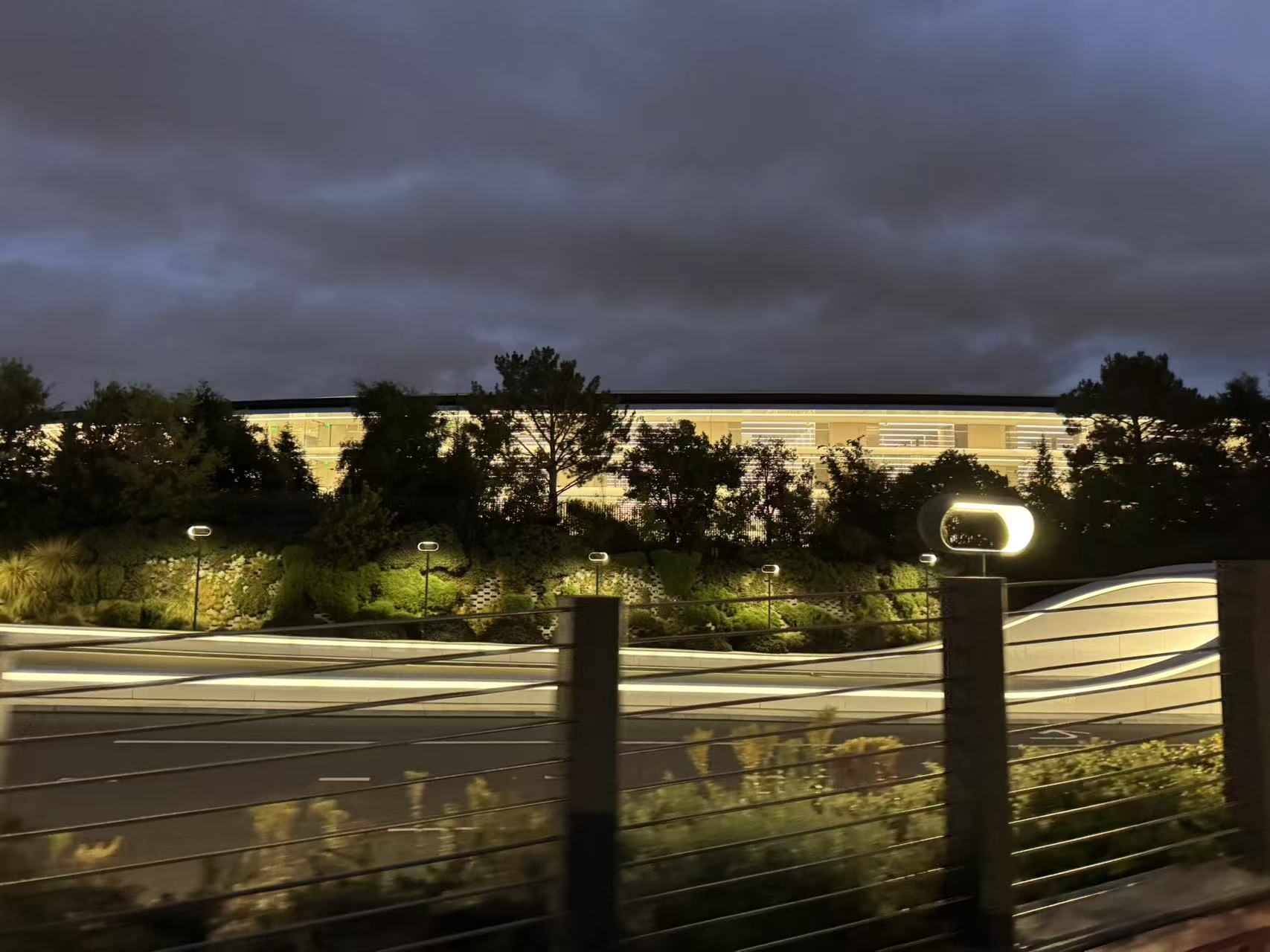 Apple Park内某建筑