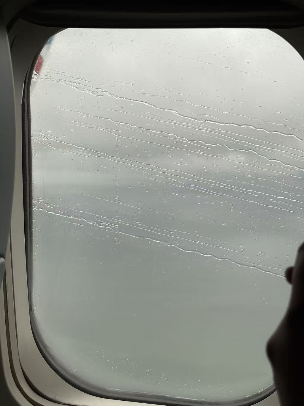 飞机落地时还有水珠划过窗户