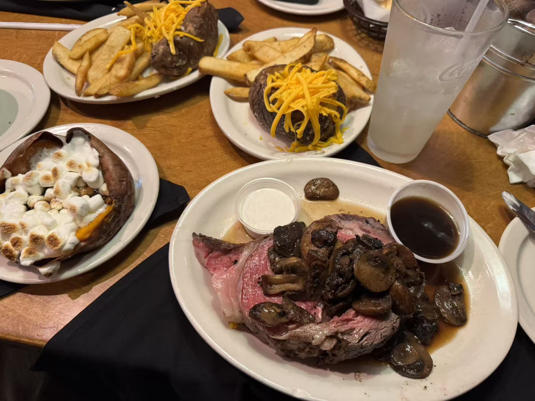 20oz的5分熟肋眼配烤土豆和薯条，超级碳水组合