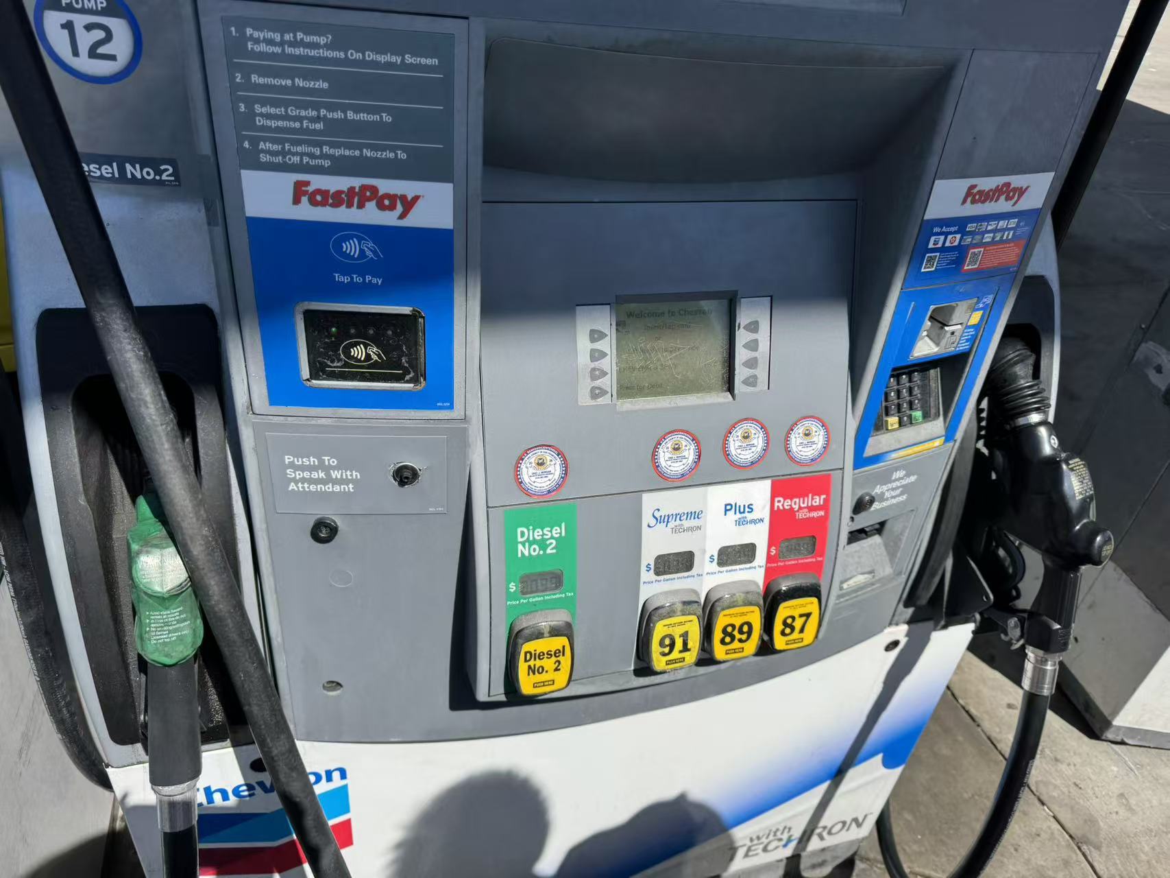 加油中，油价特别高，差不多$6一加仑，每次加油要加四五十刀