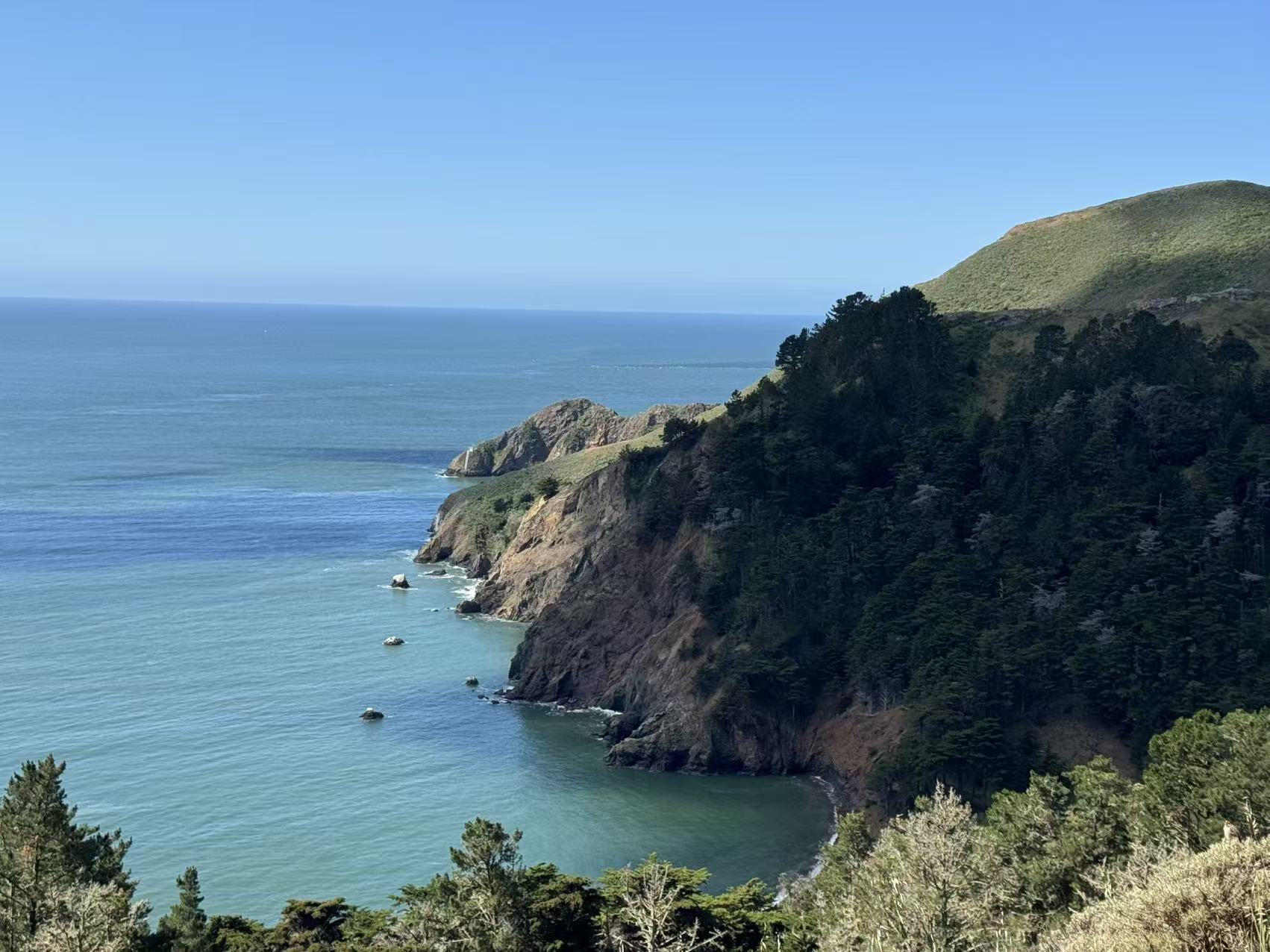 山下的海和崖壁