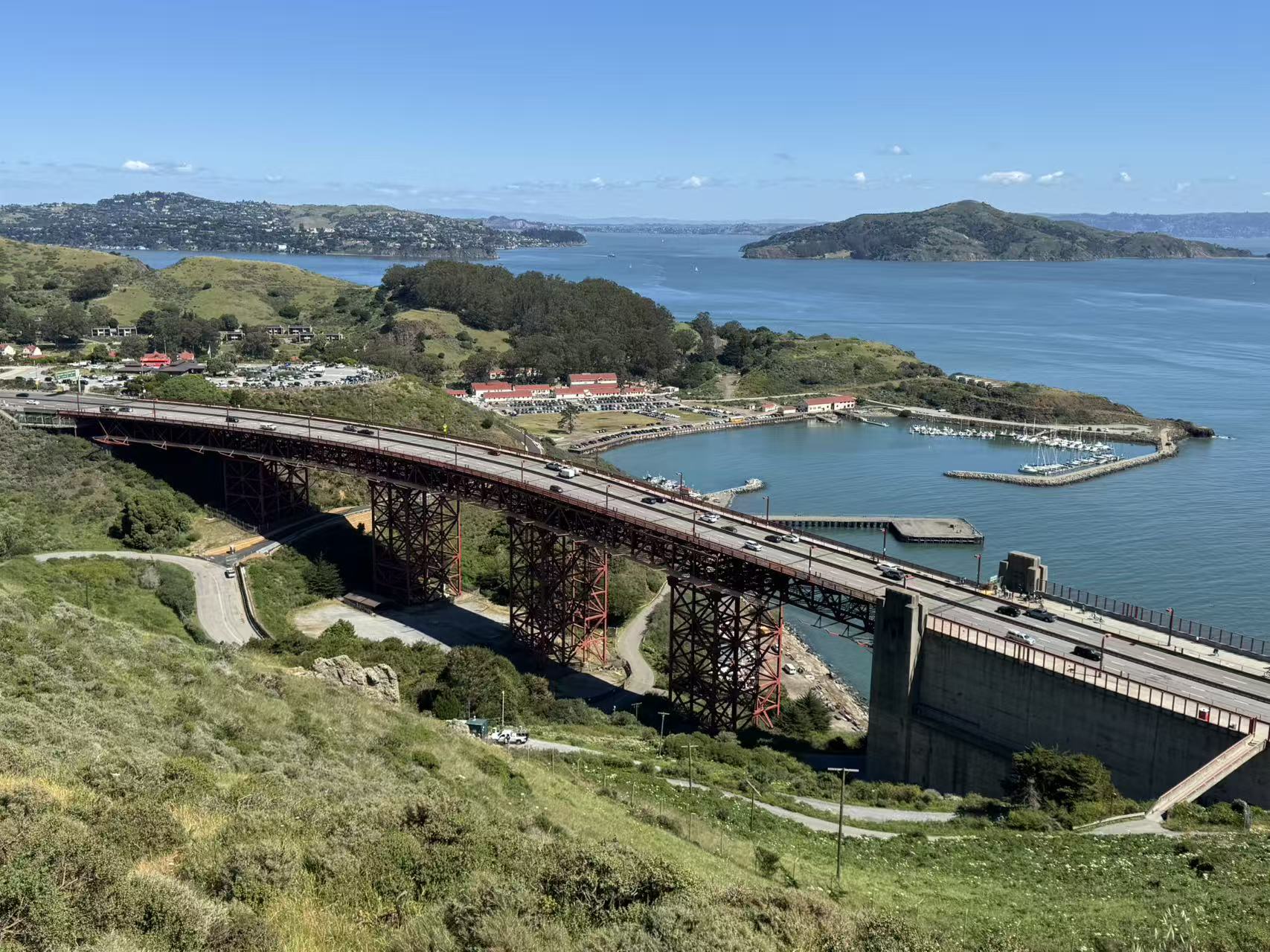 大桥一端的道路