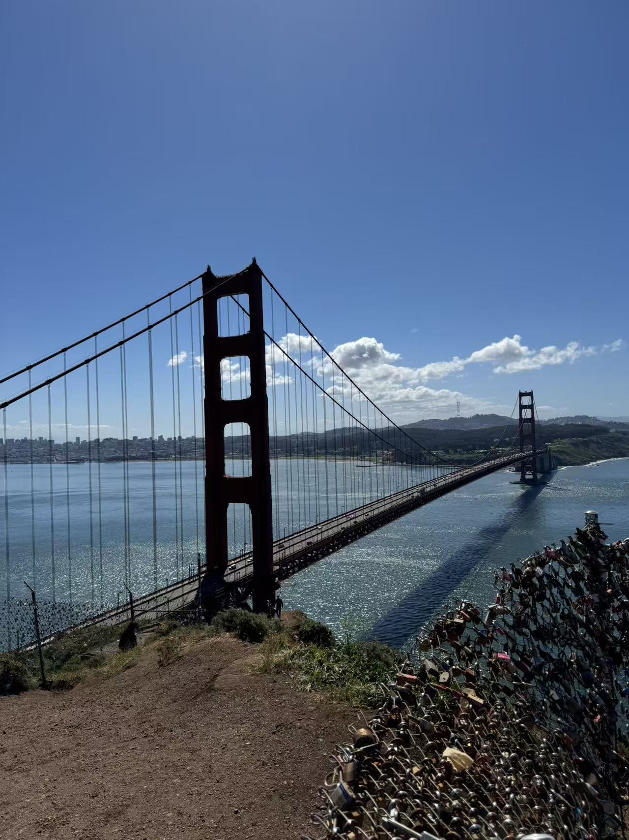 近看金门大桥 & 一墙的锁